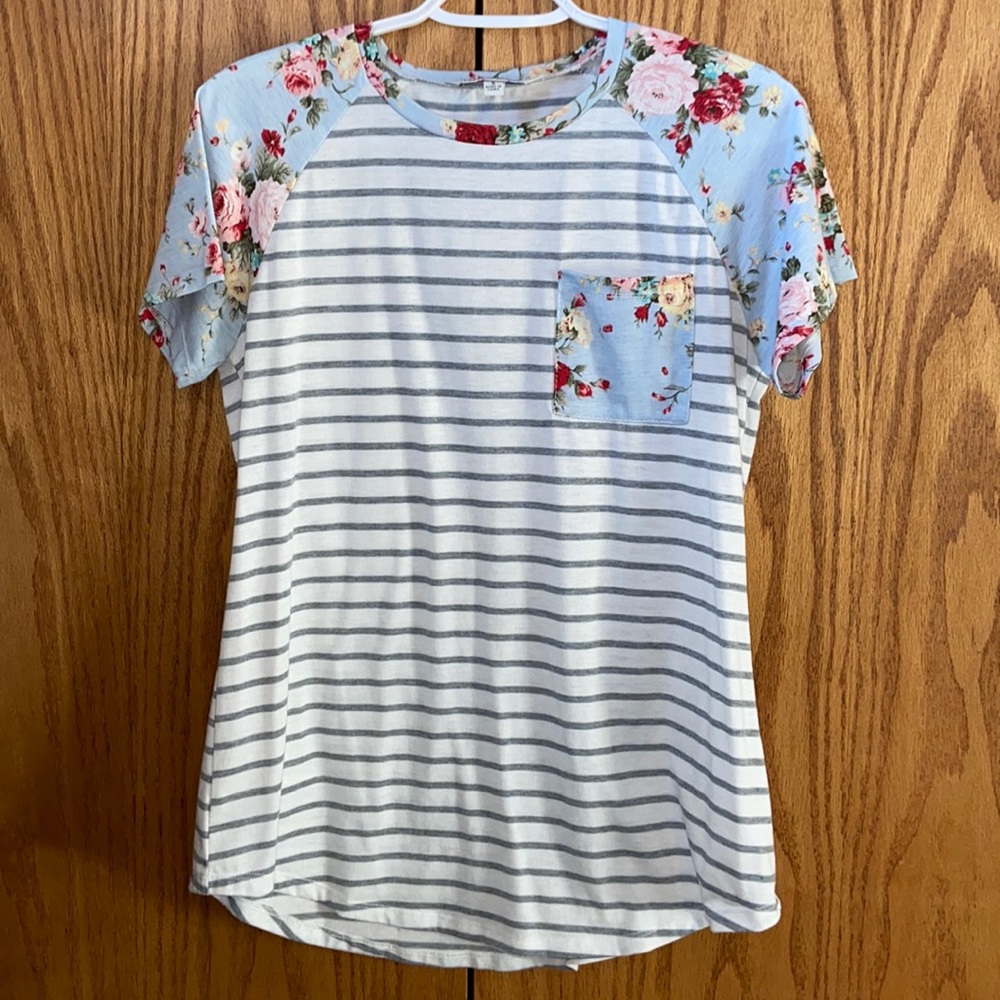 Striped Davi & Dani t-shirt with floral pocket and sleeves